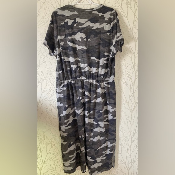 NWOT Old Navy Women's Grey Camo Waist-Defined Short-Sleeve Midi T-Shirt Dress - Picture 3 of 12